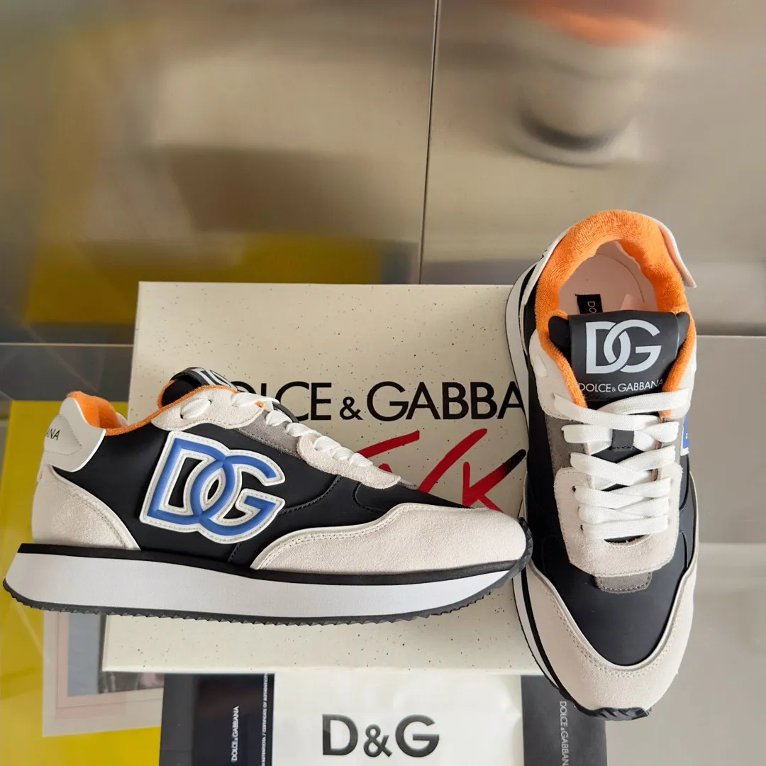 Factory price: 458💰D&G's latest Cushion series casual sports shoes, dad shoes, running shoes, original purchase and development, production, handmade, but always looking to the future. The new Cushion sneakers feature a two-tone suede upper accented by a mesh contrasting printed DG cross logo on the side. The lightweight, grippy rubber outsole is innovatively designed to provide excellent performance, while the jacquard label adds timeless style. Exquisite packaging at the delivery counter🛍📦 ▪️ Fabric: Original custom-made first-layer cowhide ▪️ Lining: Original custom-made breathable towel lining ▪️ Sole: Original open-molded rubber material ▪️ Bottom thickness: 3.5CM ▪️ Size: Men's 38-44, customized 45
